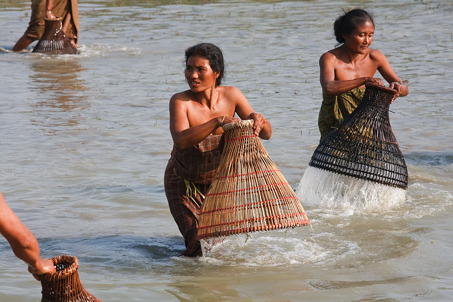  Fishing on the island Majuli